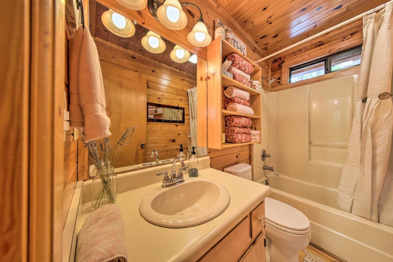 Peaceful Blue Ridge Cabin With Decks And Fire Pit Экстерьер фото